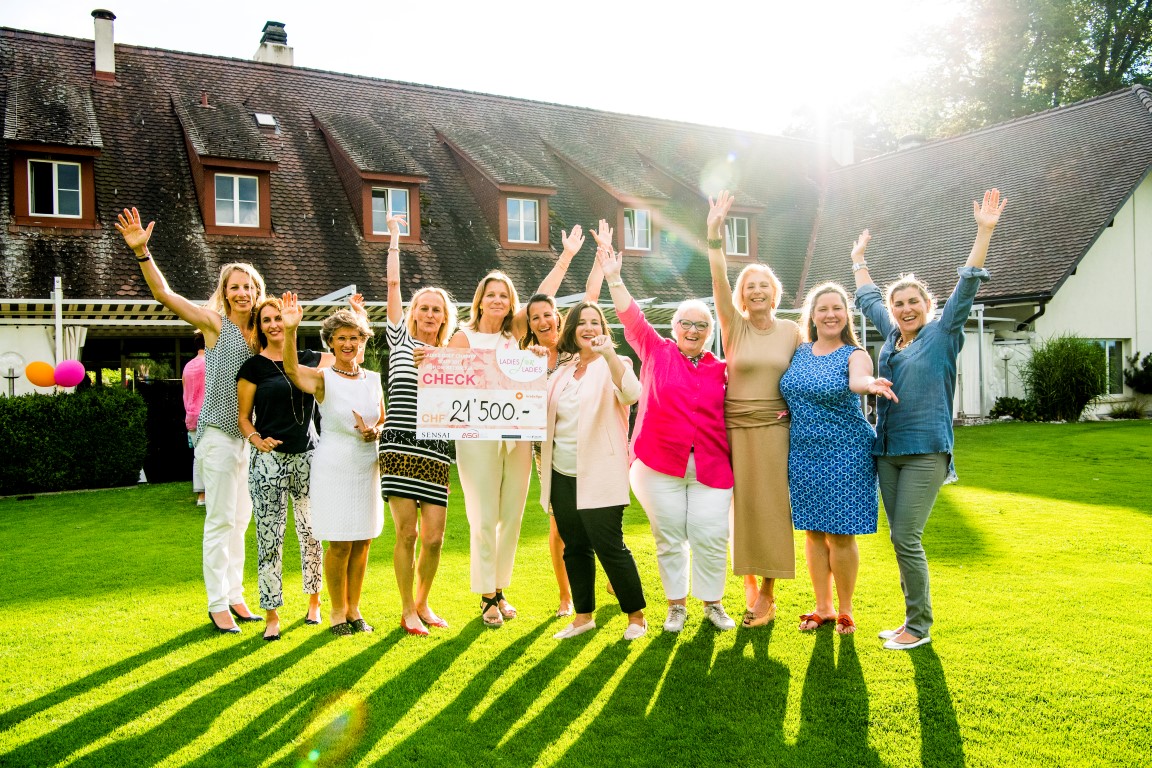 21'500 Franken für die Krebsliga: Das LADIES-for-LADIES-Matronatskomitee mit den Botschafterinnen Florence Weiss-Lüscher (links) und Elisabeth Esterl (rechts) freut sich gemeinsam mit den Blumisberger Organisatorinnen über das erfreuliche Spendenergebnis. Fotos: LADIES for LADIES
