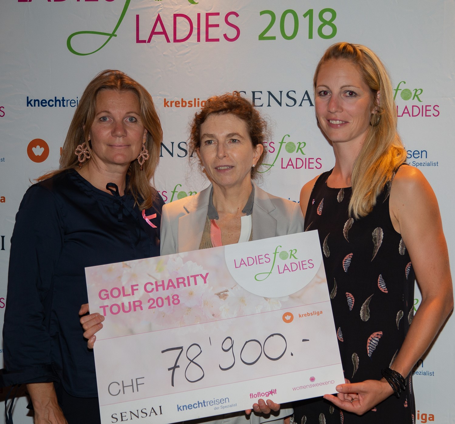 Anne Caroline Skretteberg (links) und Florence Weiss (rechts) übergeben den Spendencheck an Dr. Susanne Bucher.