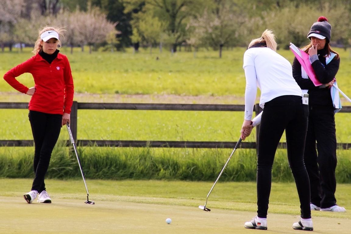 ASGI Swiss Ladies Open 2016 Chiara Tamburlini beobachtet 2014er Siegerin Olivia Cowan