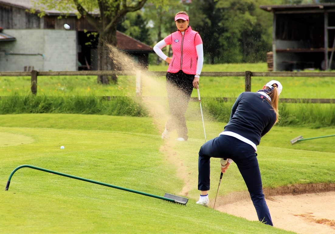 ASGI Swiss Ladies Open 2016 Gioia Carpinelli im Bunker unter Beobachtung von Amy Boulden