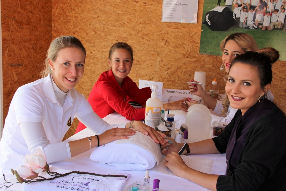 ASGI Swiss Ladies Open 2016 Manicure mit den Schweizer Amateurinnen Clarissa Cattori, Giara Tamorini (von links)