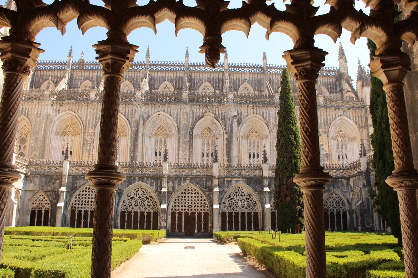 Golf, Hotel und Kultur in Portugal: Kreuzgang mit Innenhof im Kloster von Batalha