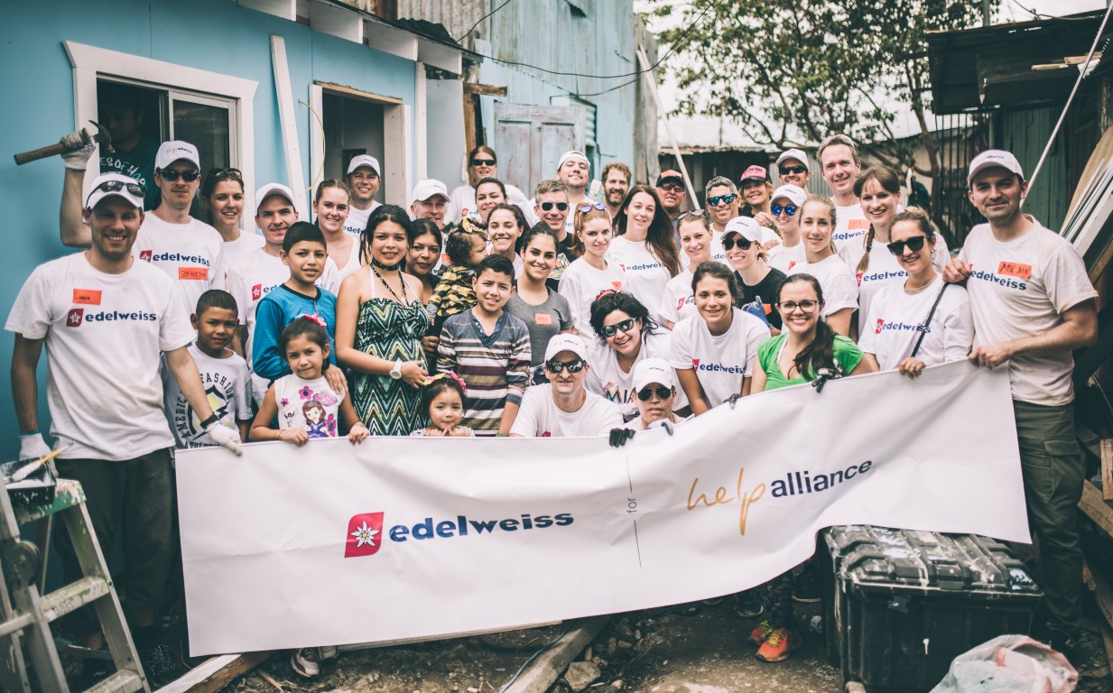 delweiss-Gruppenbild Homes-of-Hope Credit-Christoph-Köstlin