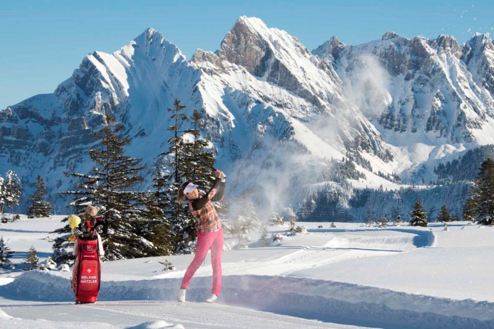 Melanie Mätzler schlägt auf dem Flumserberg ab
