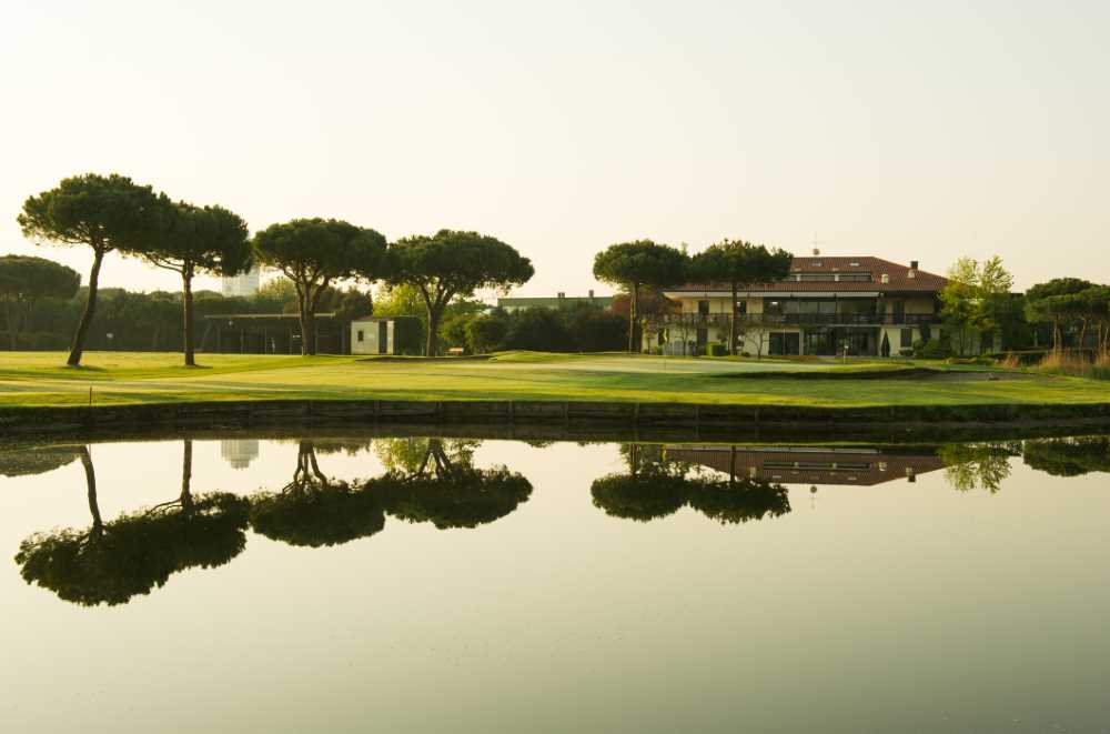 Mit zwei 27-Loch- und dreizehn 18- Loch Golfplätzen ist die Emilia Romagna an Zielen für Spieler jeder Stärke überdurchschnittlich gut ausgestattet.