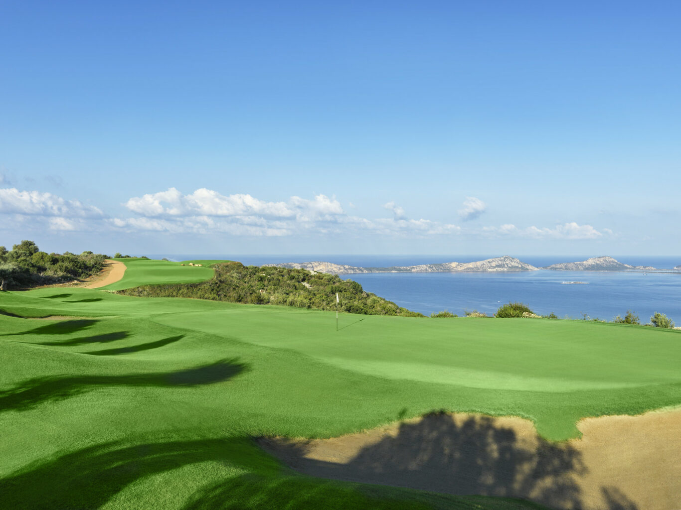 Ab Ende Februar 2024 bietet der Golfreiseanbieter Golf and Travel Wochenpakete mit Edelweiss-Flug, Hotel und Golf an die Peleponnes an.