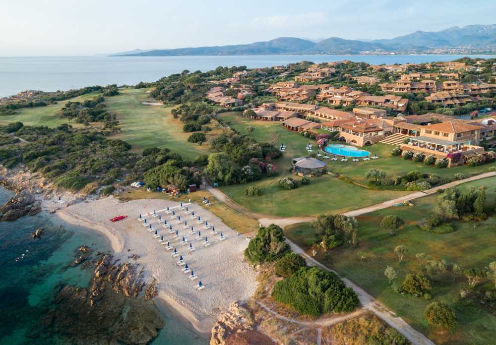 Das Hotel auf Sardinien liegt direkt am Meer, mit Blick auf die Inseln Tavolara und Molara.