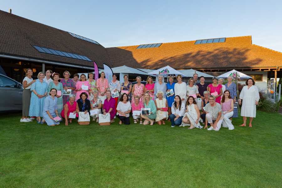 Gruppenbild mit Damen – die besten Golferinnen und die glücklichen Tombola-Gewinnerinnen posierten im Golfclub Rheinblick zusammen mit den Sponsoren-Vertreterinnen für den Fotografen